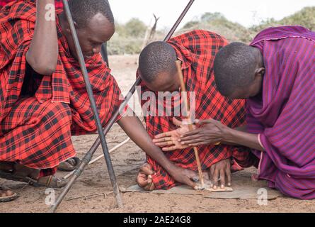 Gleichen, Tansania, 6. Juni, 2019: Masai Männer Feuer machen Stockfoto