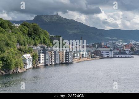 BERGEN, Norwegen - 19 Juli 2019: Stadtbild mit Nordenes Hafen Damm, unter hellen Sommer trübe Licht schoss am 19. Juli, 2019 in Bergen, Norwegen Stockfoto