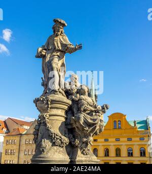 Replica Statue des Hl. Ivo von Kermartin auf der Karlsbrücke in Prag in der Tschechischen Republik. Stockfoto