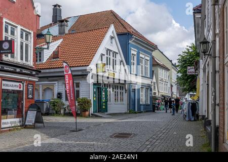 BERGEN, Norwegen - 19 Juli 2019: touristische Stadt Stadtbild mit Kopfsteinpflaster und malerische Häuser im Stadtzentrum Nachbarschaft, Schuß unter hellen Summ Stockfoto