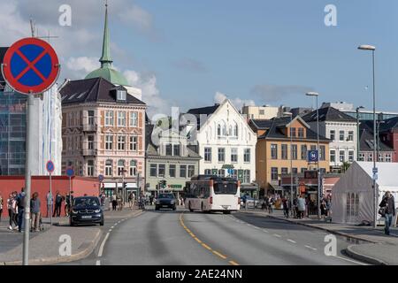 BERGEN, Norwegen - 19 Juli 2019: touristische Stadt Stadtbild mit Bus im Verkehr an der malerischen Altstadt Nachbarschaft blockiert, Schuß unter hellen Sommer Stockfoto