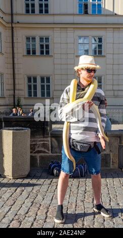 Die Karlsbrücke männlich mit python Schlange für Touristen tout Fotografien mit, in Prag in der Tschechischen Republik Rechnung zu tragen. Stockfoto