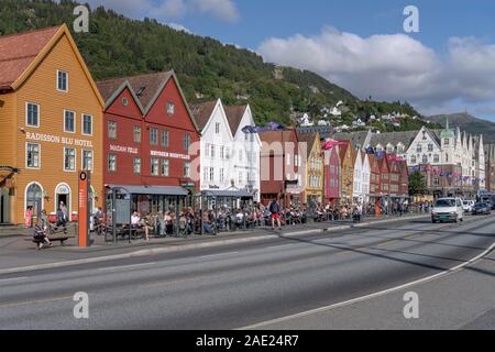 BERGEN, Norwegen - 19 Juli 2019: touristische Stadt Stadtbild mit Touristen auf der Straße an der malerischen Häuser von briggen Nachbarschaft Quay, Schuß unter Brig Stockfoto