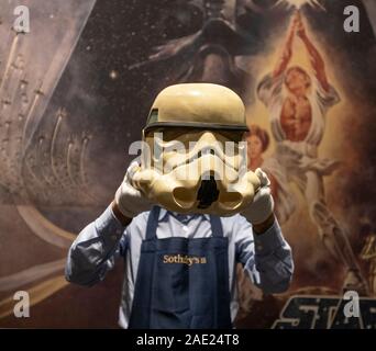 Sotheby's, London, Großbritannien. 6. Dezember 2019. Sotheby's Hosts seinen zweiten Verkauf zu 'Star Wars' collectibles gewidmet, betitelt 'Star Wars Online'. Rund 100 Lose aus den gefeierten Franchise, der Online - nur Verkauf, vom 29. November bis 13. Dezember, bietet die Chance, Pop Kultur geschichte Tage vor der Veröffentlichung der endgültigen Film in der Fortsetzung der Trilogie zu erwerben, zu 'Star Wars: Der Aufstieg der Skywalker". Bild: Prototyp Imperial Stormtrooper Helm, 1976. Schätzung: £ 30,000-60,000. Credit: Malcolm Park/Alamy Leben Nachrichten. Stockfoto