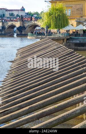 Holz- Protokolle fest auf einem Damm in der Moldau in Prag in der Tschechischen Republik. Stockfoto