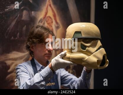 Sotheby's, London, Großbritannien. 6. Dezember 2019. Sotheby's Hosts seinen zweiten Verkauf zu 'Star Wars' collectibles gewidmet, betitelt 'Star Wars Online'. Rund 100 Lose aus den gefeierten Franchise, der Online - nur Verkauf, vom 29. November bis 13. Dezember, bietet die Chance, Pop Kultur geschichte Tage vor der Veröffentlichung der endgültigen Film in der Fortsetzung der Trilogie zu erwerben, zu 'Star Wars: Der Aufstieg der Skywalker". Bild: Prototyp Imperial Stormtrooper Helm, 1976. Schätzung: £ 30,000-60,000. Credit: Malcolm Park/Alamy Leben Nachrichten. Stockfoto