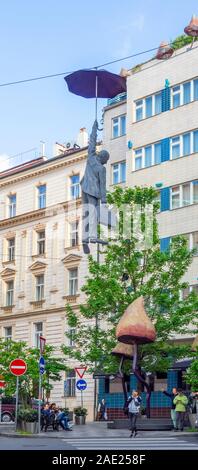 Skulptur leichte Unsicherheit Mann mit einem Regenschirm und Aktenkoffer über der Straße von Michal Trpák Bildhauer New Town in Prag in der Tschechischen Republik ausgesetzt. Stockfoto