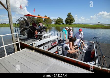 Touristen boarding Boggy Creek Airboat Rides Lake Tohopekaliga central florida usa Stockfoto