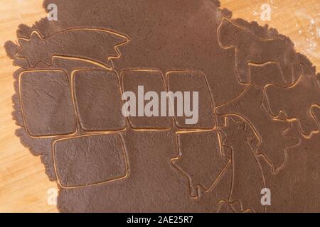 Weihnachten Lebkuchen schneiden Sie im Gerollten rohen Teig auf einer Küche aus Holz rolling Board. Backen der traditionellen dekorativen Weihnachten und Neujahr süßes Gebäck. Stockfoto