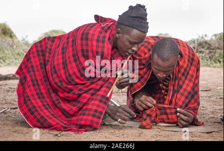 Gleichen, Tansania, 6. Juni, 2019: Masai Männer Feuer machen Stockfoto