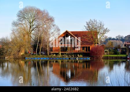 Holz- Haus, am Ufer des Flusses gebaut, Trent, Nottingham, England, Großbritannien Stockfoto
