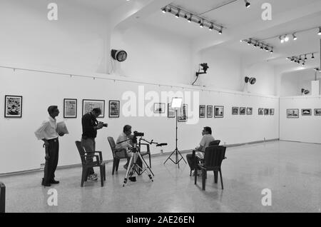 Mumbai, Maharashtra, Indien, 2015, Kunstgalerie, Fotoausstellung, Fotoausstellung, Jehangir Kunstgalerie, Jagdish Agarwal TV Interview Stockfoto