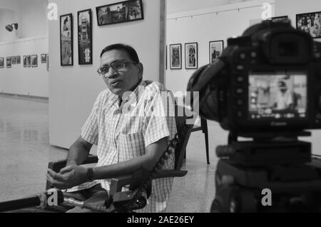 Mumbai, Maharashtra, Indien, 2015, Kunstgalerie, Fotoausstellung, Fotoausstellung, Jehangir Kunstgalerie, Jagdish Agarwal TV Interview Stockfoto