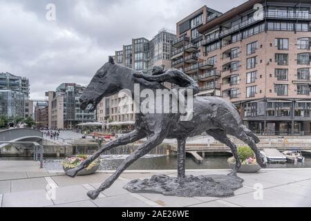 OSLO, Norwegen - 21. Juli 2019: Stadtbild mit Skulpturen und zeitgenössische Architektur an Tjuvholmen Stadterneuerung neighborough, Schuß bei bewölktem Hell Stockfoto