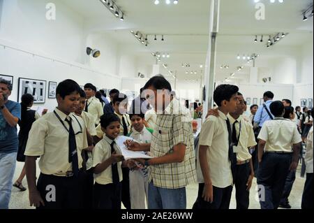 Mumbai, Maharashtra, Indien, 2015, Kunstgalerie, Fotoausstellung, Fotoausstellung, Jehangir Kunstgalerie, Jagdish Agarwal signiert Autogramme Stockfoto