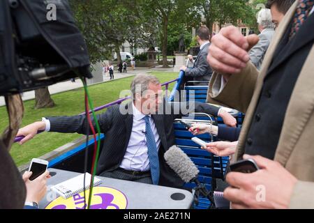 UK Independence Party (UKIP) Leader Nigel Farage reiten auf einem offenen überstiegen die UKIP Schlacht Bus der Whitehall Bereich Runde von London, nach dem Start einer neuen ant Stockfoto