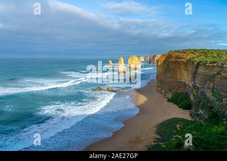 Die Zwölf Apostel sind Kalkstein bis zu 60 Meter hoch, im Meer stehen. Sie werden zwischen Princetown und Port Campbell in der Coasta entfernt Stockfoto