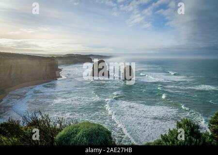 Die Zwölf Apostel sind Kalkstein bis zu 60 Meter hoch, im Meer stehen. Sie werden zwischen Princetown und Port Campbell in der Coasta entfernt Stockfoto