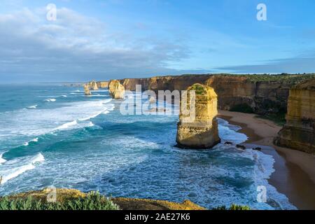 Die Zwölf Apostel sind Kalkstein bis zu 60 Meter hoch, im Meer stehen. Sie werden zwischen Princetown und Port Campbell in der Coasta entfernt Stockfoto