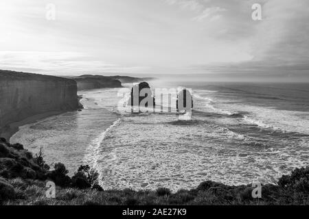 Die Zwölf Apostel sind Kalkstein bis zu 60 Meter hoch, im Meer stehen. Sie werden zwischen Princetown und Port Campbell in der Coasta entfernt Stockfoto