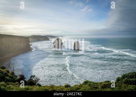 Die Zwölf Apostel sind Kalkstein bis zu 60 Meter hoch, im Meer stehen. Sie werden zwischen Princetown und Port Campbell in der Coasta entfernt Stockfoto