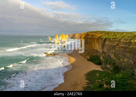 Die Zwölf Apostel sind Kalkstein bis zu 60 Meter hoch, im Meer stehen. Sie werden zwischen Princetown und Port Campbell in der Coasta entfernt Stockfoto