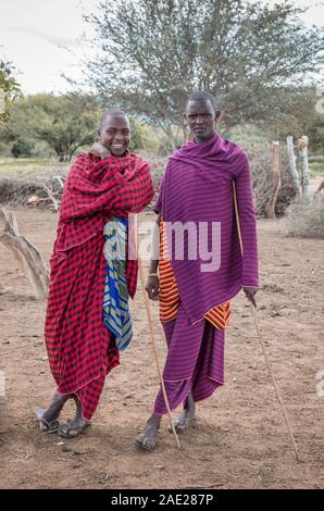 Gleichen, Tansania, 7. Juni 2019: Masai Krieger ruhen Stockfoto