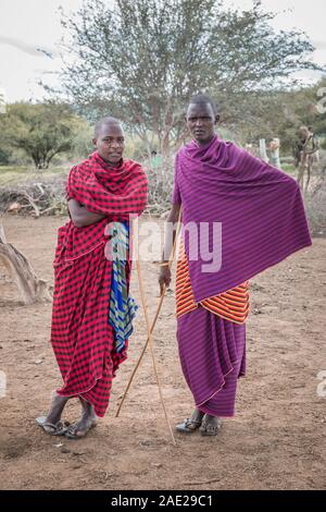 Gleichen, Tansania, 7. Juni 2019: Masai Krieger ruhen Stockfoto