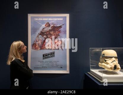 Sotheby's, London, Großbritannien. 6. Dezember 2019. Sotheby's Hosts seinen zweiten Verkauf zu 'Star Wars' collectibles gewidmet, betitelt 'Star Wars Online'. Rund 100 Lose aus den gefeierten Franchise, der Online - nur Verkauf, vom 29. November bis 13. Dezember, bietet die Chance, Pop Kultur geschichte Tage vor der Veröffentlichung der endgültigen Film in der Fortsetzung der Trilogie zu erwerben, zu 'Star Wars: Der Aufstieg der Skywalker". Bild: Star Wars Film Poster. Credit: Malcolm Park/Alamy Leben Nachrichten. Stockfoto