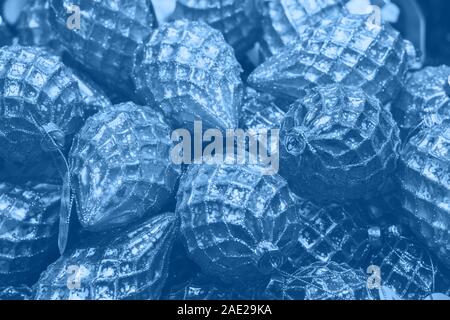 Christmast christbaumkugeln Hintergrund in trendigen Classic blau, die Farbe des Jahres 2020, selektiver Fokus Stockfoto