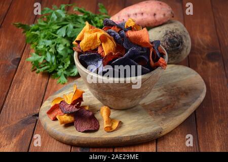 Gebackene Gemüsechips - Granatsüße Kartoffel, violette Süßkartoffel, Karotte und Rote Bete. Glutenfrei, milchfrei und vegan. Gesunde Ernährung Konzept Stockfoto