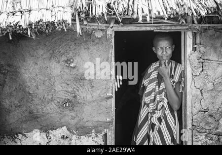 Gleichen, Tansania, 6. Juni, 2019: Massai-frau mit Blick auf ihre Tür Stockfoto