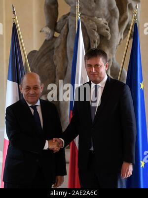 Der tschechische Außenminister Tomas Petricek, rechts, und Außenminister von Frankreich Jean-Ives Jean-Yves Le Drian, Links, erfüllen die europäischen Angelegenheiten, einschließlich der Prioritäten der neuen Europäischen Kommission zu diskutieren, am 6. Dezember 2019, in Prag, Tschechische Republik. (CTK Photo/Michal Krumphanzl) Stockfoto