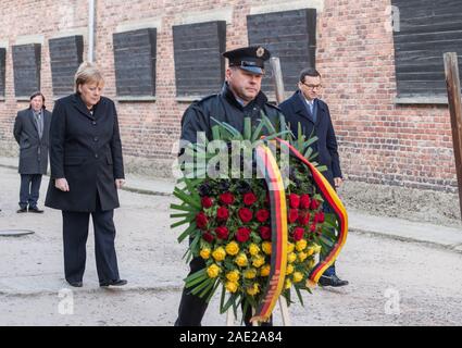 06 Dezember 2019, Polen, Oswiecim: Bundeskanzlerin Angela Merkel (CDU) und Mateusz Morawiecki (r), Premierminister von Polen, klicken Sie auf Mit einer Kranzniederlegung im Tod Wand der ehemaligen deutschen Konzentrationslager Auschwitz. Merkel nahm eine Einladung von der Stiftung Auschwitz-Birkenau, das sein zehnjähriges Jubiläum mit einem Festakt feiern. Foto: Robert Michael/dpa-Zentralbild/dpa Stockfoto