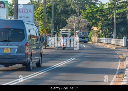 Aluthgama Hauptstraße Sonnenschein über Bentota Fluss, Galle, Sri Lanka auf einer vollkommen noch Tag unter einem wolkenlosen Himmel. Bentota, Sri Lanka. Stockfoto