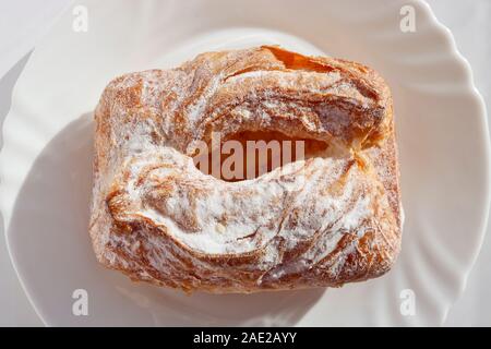 Frisch gebackenen Blätterteig mit Hüttenkäse. Europäisches Frühstück. Backen auf einer weißen Platte. Stockfoto