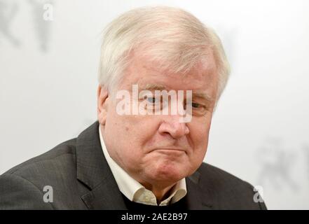 06 Dezember 2019, Schleswig-Holstein, Lübeck: Horst Seehofer (CSU), Bundesminister des Innern, sitzt an der abschließenden Pressekonferenz der Konferenz der Minister des Innern. Am letzten Tag der Konferenz werden Themen wie Kriminalität und Migration Politik auf der Tagesordnung. Foto: Carsten Rehder/dpa Stockfoto