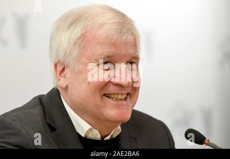 Lübeck, Deutschland. 06 Dez, 2019. 06 Dezember 2019, Schleswig-Holstein, Lübeck: Horst Seehofer (CSU), Bundesminister des Innern, sitzt an der abschließenden Pressekonferenz der Konferenz der Minister des Innern. Am letzten Tag der Konferenz werden Themen wie Kriminalität und Migration Politik auf der Tagesordnung. Quelle: dpa Picture alliance/Alamy leben Nachrichten Stockfoto
