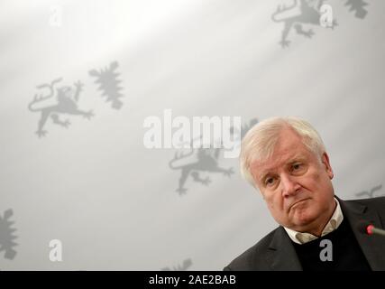 Lübeck, Deutschland. 06 Dez, 2019. 06 Dezember 2019, Schleswig-Holstein, Lübeck: Horst Seehofer (CSU), Bundesminister des Innern, sitzt an der abschließenden Pressekonferenz der Konferenz der Minister des Innern. Am letzten Tag der Konferenz werden Themen wie Kriminalität und Migration Politik auf der Tagesordnung. Quelle: dpa Picture alliance/Alamy leben Nachrichten Stockfoto