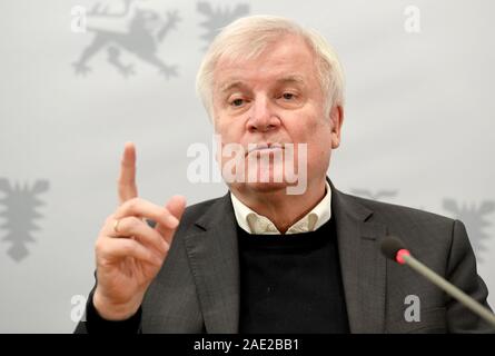 Lübeck, Deutschland. 06 Dez, 2019. 06 Dezember 2019, Schleswig-Holstein, Lübeck: Horst Seehofer (CSU), Bundesminister des Innern, sitzt an der abschließenden Pressekonferenz der Konferenz der Minister des Innern. Am letzten Tag der Konferenz werden Themen wie Kriminalität und Migration Politik auf der Tagesordnung. Quelle: dpa Picture alliance/Alamy leben Nachrichten Stockfoto