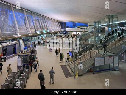 Innenansicht der zentralen Eingangsbereich am Bahnhof Stratford, London, UK. Eine große East London Austausch mit U-Bahn, DLR und Fernzüge. Stockfoto