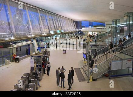 Innenansicht der zentralen Eingangsbereich am Bahnhof Stratford, London, UK. Eine große East London Austausch mit U-Bahn, DLR und Fernzüge. Stockfoto