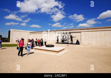 ALREWAS, UK - 21. MAI 2014 - Besucher im inneren Kreis der Streitkräfte Memorial, die National Memorial Arboretum, Alrewas, Staffordshire, Großbritannien, Ma Stockfoto