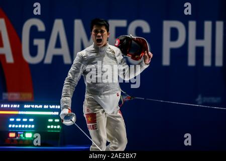 Pasay City, Philippinen. 6. Dezember, 2019. Nguyen Xuan Loi Vietnam feiert während die Herren Säbel fechten Finale zwischen Vietnam und Thailand an der Southeast Asian Games 2019 in Pasay City, Philippinen, Dez. 6, 2019. Credit: rouelle Umali/Xinhua/Alamy leben Nachrichten Stockfoto