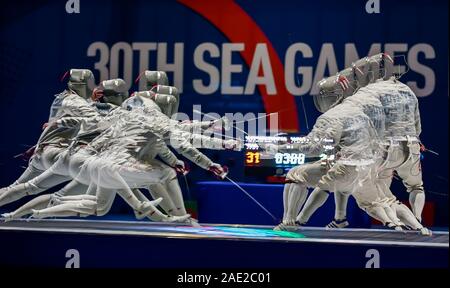 Pasay City, Philippinen. 6. Dezember, 2019. Nguyen Xuan Loi (R) von Vietnam konkurriert gegen Soravit Kitsiriboon von Thailand während die Herren Säbel fechten Finale zwischen Vietnam und Thailand an der Southeast Asian Games 2019 in Pasay City, Philippinen, Dez. 6, 2019. Credit: rouelle Umali/Xinhua/Alamy leben Nachrichten Stockfoto