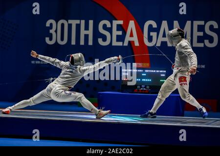 Pasay City, Philippinen. 6. Dezember, 2019. Nguyen Xuan Loi (R) von Vietnam konkurriert gegen Ruangrit Haekerd von Thailand während die Herren Säbel fechten Finale zwischen Vietnam und Thailand an der Southeast Asian Games 2019 in Pasay City, Philippinen, Dez. 6, 2019. Credit: rouelle Umali/Xinhua/Alamy leben Nachrichten Stockfoto