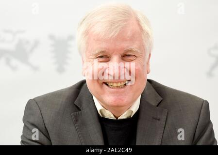 Lübeck, Deutschland. 06 Dez, 2019. 06 Dezember 2019, Schleswig-Holstein, Lübeck: Horst Seehofer (CSU), Bundesminister des Innern, sitzt an der abschließenden Pressekonferenz der Konferenz der Minister des Innern. Am letzten Tag der Konferenz werden Themen wie Kriminalität und Migration Politik auf der Tagesordnung. Quelle: dpa Picture alliance/Alamy leben Nachrichten Stockfoto