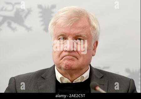 Lübeck, Deutschland. 06 Dez, 2019. 06 Dezember 2019, Schleswig-Holstein, Lübeck: Horst Seehofer (CSU), Bundesminister des Innern, sitzt an der abschließenden Pressekonferenz der Konferenz der Minister des Innern. Am letzten Tag der Konferenz werden Themen wie Kriminalität und Migration Politik auf der Tagesordnung. Quelle: dpa Picture alliance/Alamy leben Nachrichten Stockfoto