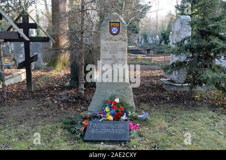 Prag, Tschechische Republik. 06 Dez, 2019. Grab von Soldaten der Russischen Befreiungsarmee (ROA; Vlasov Armee) ist an der Olsany Friedhof in Prag, Tschechische Republik, am 6. Dezember 2019 gesehen. Credit: Katerina Sulova/CTK Photo/Alamy leben Nachrichten Stockfoto