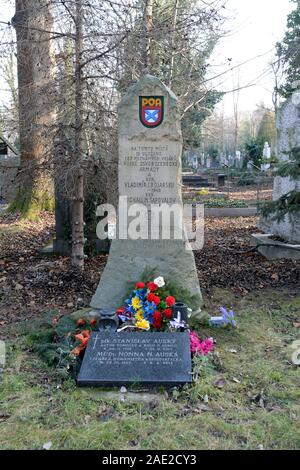 Prag, Tschechische Republik. 06 Dez, 2019. Grab von Soldaten der Russischen Befreiungsarmee (ROA; Vlasov Armee) ist an der Olsany Friedhof in Prag, Tschechische Republik, am 6. Dezember 2019 gesehen. Credit: Katerina Sulova/CTK Photo/Alamy leben Nachrichten Stockfoto